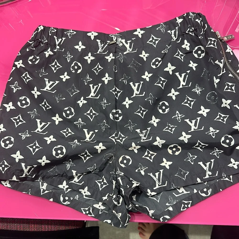 Louis Vuitton women’s shorts - Picture 1 of 5